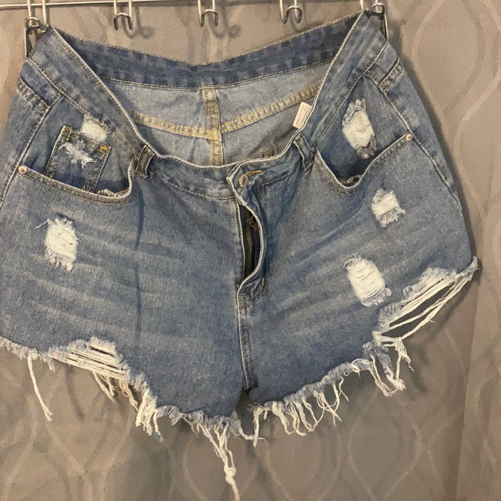 SHEIN DISTRESSED SHORTS | SIZE 1 XL